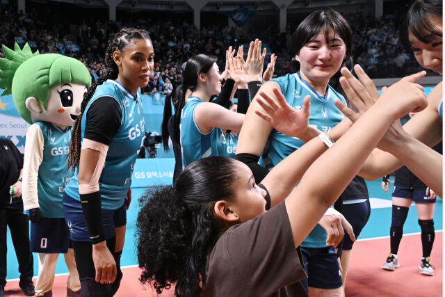 실바 딸 시아나가 오세연과 기뻐하고 있다 / 한국배구연맹(KOVO)