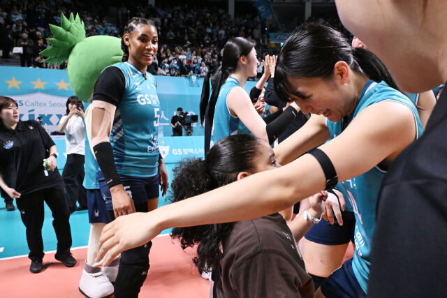 섭섭한 표정을 지었던 실바가 딸 시아나와 오세연이 포옹을 하자 미소를 바뀌고 있다. / 한국배구연맹(KOVO)