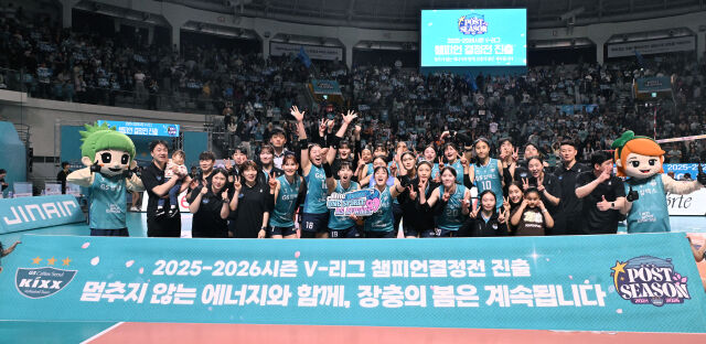 5년 만에 챔피언결정전에 진출한 GS칼텍스 선수들이 기념촬영을 하고 있다. / 한국배구연맹(KOVO)