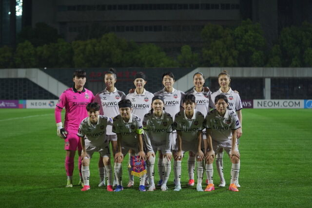 수원FC 위민이 우한을 제압하고 아시아축구연맹(AFC) 여자 챔피언스리그(AWCL) 4강에 올랐다./수원FC 위민