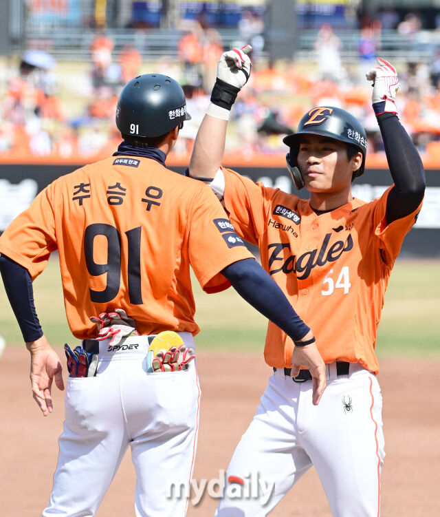 한화 오재원이 안타를 친 뒤 팀 세리머니를 하고 있다 / 대전 = 유진형 기자 zolong@mydaily.co.kr