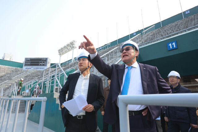 하형주 이사장(가운데)이 올림픽공원 내 시설 개선 공사 현장을 방문해 안전 점검을 진행하고 있다. /국민체육진흥공단 제공