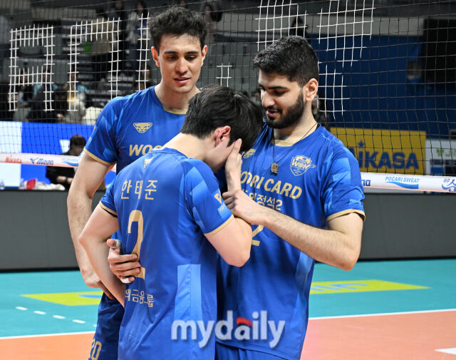 알리의 품에 안겨 눈물 흘리는 한태준 <사진 = 한국배구연맹 KOVO>