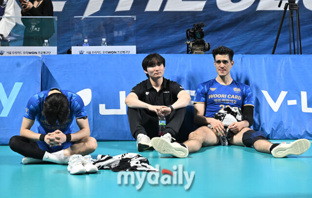 고개숙인 한태준과 아라우조 <사진 = 한국배구연맹 KOVO>