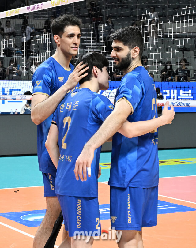 한태준 안아주는 알라우조와 알리 <사진 = 한국배구연맹 KOVO>