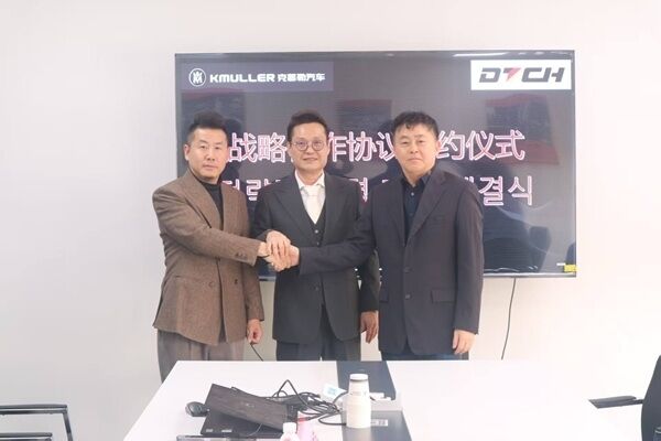 예썬 KMULLER 회장, 김훈 한중기업가협회 회장, 윤종영 한양대 교수가 중국 텐진 KMULLER 본사에서 기념촬영을 하고 있다(좌측부터) / 한중기업가협회