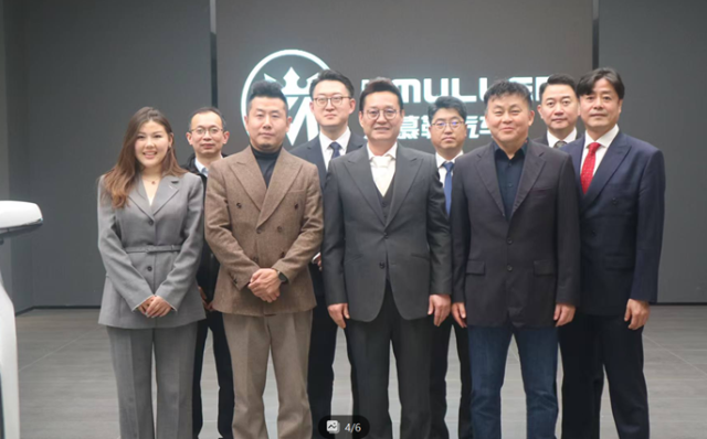 소피아 한중기업가협회 상하이지부장, 리윈창 KMULLER 부총경리, 예썬 KMULLER 회장, 정걸 DTCH Mobility 과장, 김훈 한중기업가협회 회장, 김창하 한중기업가협회 상해지부 고문변호사, 윤종영 한양대학교 공과대학 교수(DTCH Mobility 설계·개조 총괄), 임유섭 DTCH Mobility 부회장, 서형원 한중기업가협회 비서장이 기념사진을 촬영하고 있다(좌측부터) / 한중기업가협회