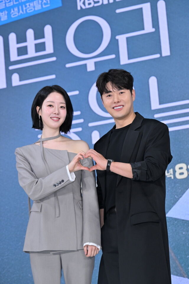 새 일일드라마 '기쁜 우리 좋은 날' 제작발표회에 참석한 배우 윤다영(왼쪽)과 정윤 / KBS