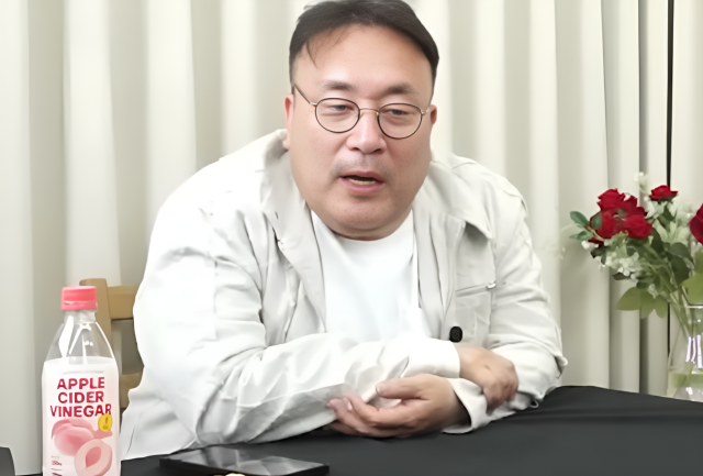 이혁재는 지난 28일 자신의 유튜브 채널 '국재시장' 라이브 방송을 통해 현재 자신에게 가해지는 사회적 비난이 가혹하다고 주장했다. /유튜브 채널 '국재시장'