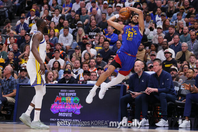 어려운 자세로 슛을 날리는 머레이. /게티이미지코리아