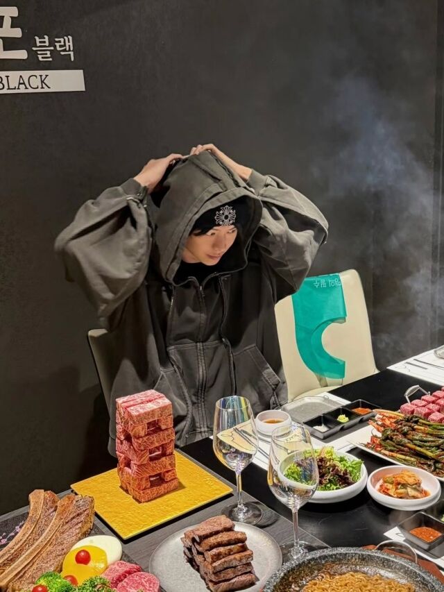 육성재가 '플렉스'하는 모습으로 시선을 사로잡았다. / 육성재 SNS