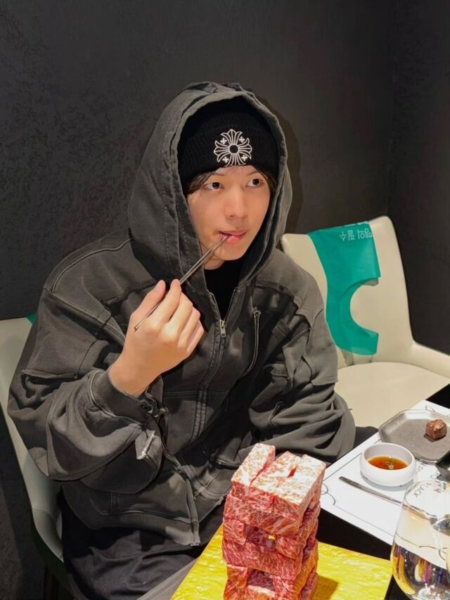 육성재가 '플렉스'하는 모습으로 시선을 사로잡았다. / 육성재 SNS