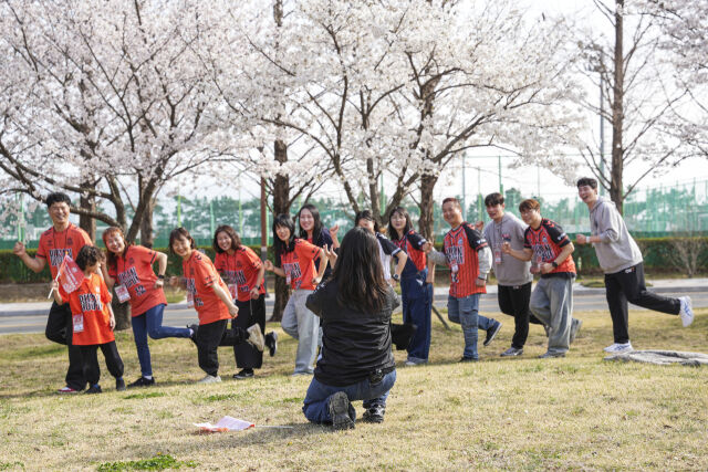 OK저축은행 팬미팅에서 진행된 벚꽃 미션 사진 촬영./OK저축은행