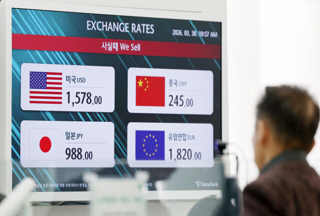 이란 전쟁을 둘러싼 확전 우려가 커지며 원·달러 환율이 1500원대 후반을 등락하고 있는 30일 인천국제공항 환전소에 원·달러 등 각국 환율이 표시되어 있다./뉴시스