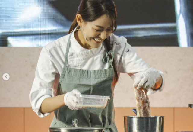 '중식 여신' 박은영 셰프가 이번 봄 서울 중구 신라호텔에서 의사 연인과 결혼식을 올릴 계획이다. /박은영 소셜미디어