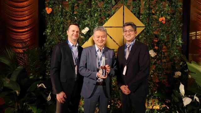 삼성바이오로직스 관계자들이 CDMO 리더십 어워즈 수상 후 기념촬영을 하고 있다. 왼쪽부터 케빈 샤프(Kevin Sharp) 세일즈앤드오퍼레이션담당(부사장), 제임스 최 영업지원담당(부사장), 김진용 삼성바이오로직스 아메리카 CMO세일즈 디렉터. /삼성바이오로직스