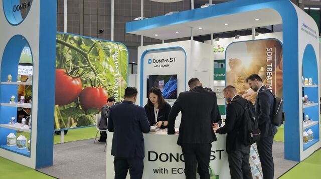 CAC 국제농업박람회 동아에스티 부스에서 동아에스티 에코윈팀 직원이 방문객에게 에코윈 제품을 소개하고 있다. /동아에스티