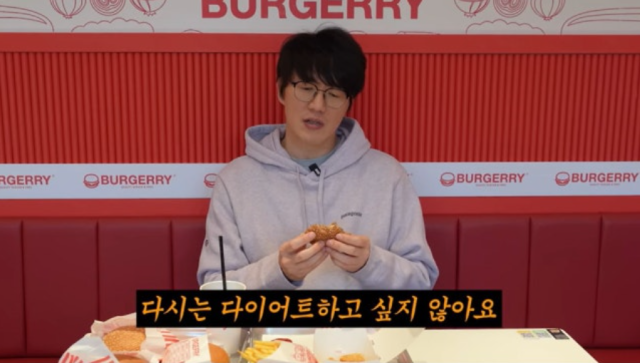 30일 공개된 유튜브 채널 ‘성시경의 먹을텐데’ 영상에는 광고 촬영을 겸해 수제 햄버거 집을 찾은 성시경의 모습이 담겼다. /유튜브 채널 ‘성시경의 먹을텐데’