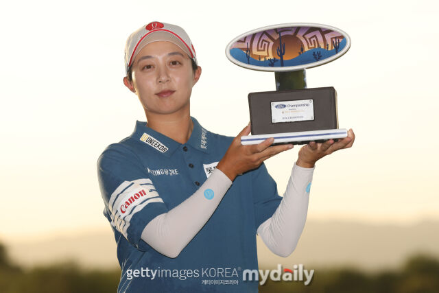 김효주가 2026 LPGA 투어 포드 챔피언십 우승 트로피를 들고 기뻐하고 있다./게티이미지코리아