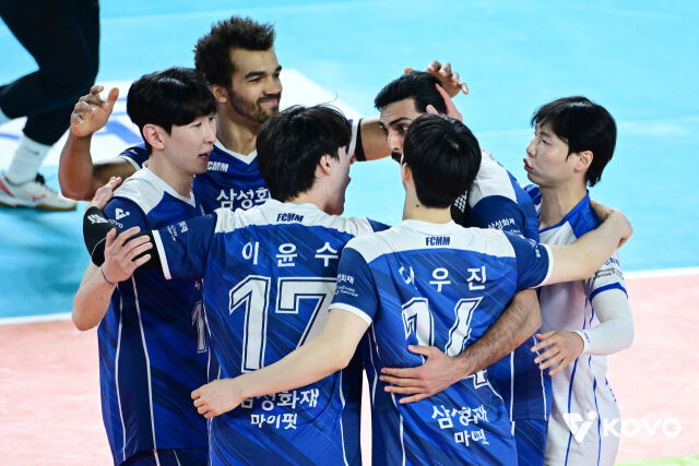 틸리카이넨 감독과 함께 하게 될 삼성화재 선수들./KOVO