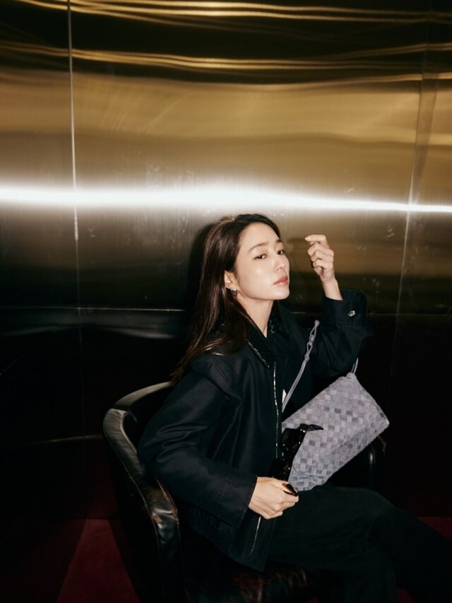 이민정이 시크한 매력으로 시선을 사로잡았다. / 이민정 SNS