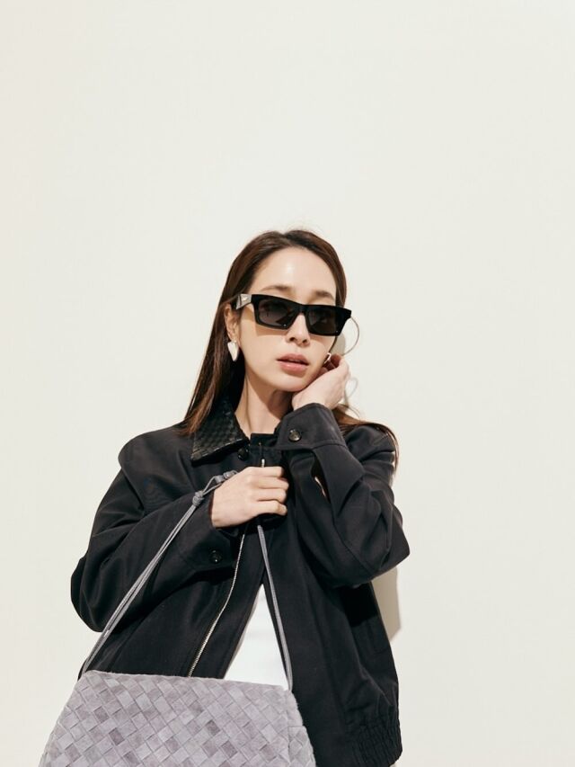 이민정이 시크한 매력으로 시선을 사로잡았다. / 이민정 SNS