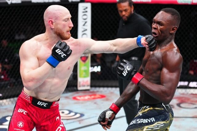 파이퍼(왼쪽)가 29일 아데산야와 경기에서 펀치를 적중하고 있다. /UFC 제공