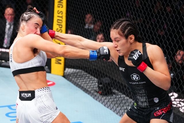 그라소(오른쪽)가 바버를 향해 주먹을 뻗고 있다. /UFC 제공