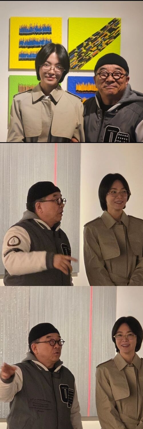 배우 송혜교(왼쪽)가 가수 겸 기타리스 김수철의 전시회를 방문했다. / 김수철 소셜미디어