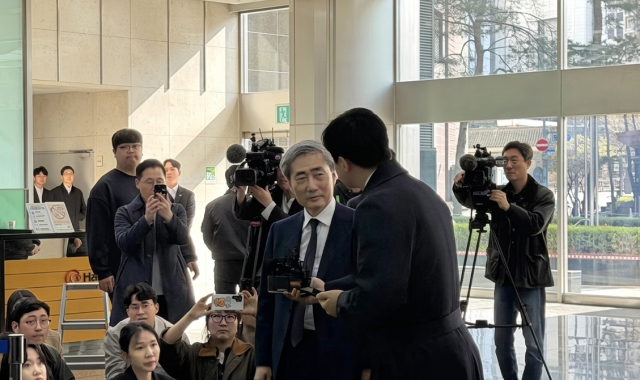 신현송 한국은행 총재 후보자가 31일 서울 중구 한화금융플라자에 마련된 인사청문회 준비 사무실에 들어서며 취재진의 질의에 답변을 하고 있다. /정수미 기자