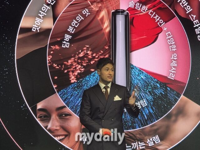 31일 서울 영등포구 페어몬트 앰배서더 서울 호텔에서 열린 JTI코리아 기자간담회에서 프레데릭 에스트리포 마케팅 디렉터가 플룸 아우라를 소개하고 있다. /이호빈 기자