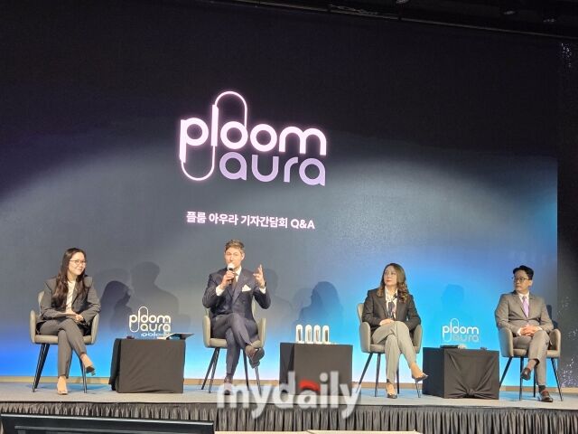 31일 서울 영등포구 페어몬트 앰배서더 서울 호텔에서 열린 JTI코리아 기자간담회에서 플룸 아우라 관련 Q&A를 진행하고 있다. 사진은 이지원 CA&C 디렉터(왼쪽부터), 프레데릭 에스트리포 마케팅 디렉터, 이리나 리 JTI코리아 사장, 임동훈 세일즈 디렉터. /이호빈 기자