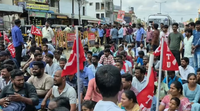 삼성전자 인도 가전공장 노동자들과 가족들이 동료 직원 복직을 요구하며 행진 시위를 벌이고 있다. /DT넥스트