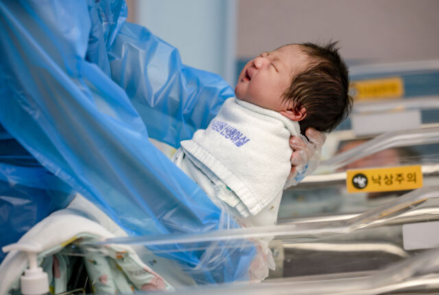 경기 고양시 일산차병원 신생아실에서 간호사가 신생아들을 돌보고 있다. /뉴시스