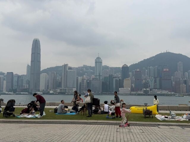 서구예술공원 수변에서 주말 피크닉을 즐기는 홍콩시민들. /이지혜 기자