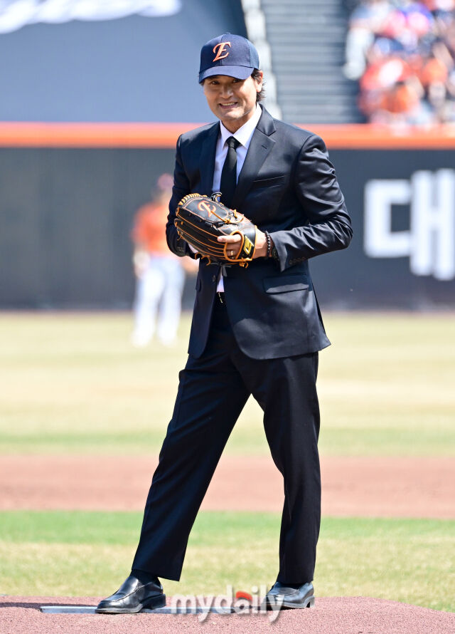 박찬호가 검은 양복을 입고 시구하고 있다 / 대전 = 유진형 기자 zolong@mydaily.co.kr