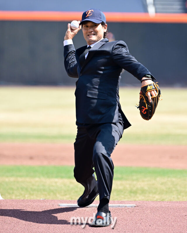 박찬호가 검은 양복을 입고 시구하고 있다 / 대전 = 유진형 기자 zolong@mydaily.co.kr