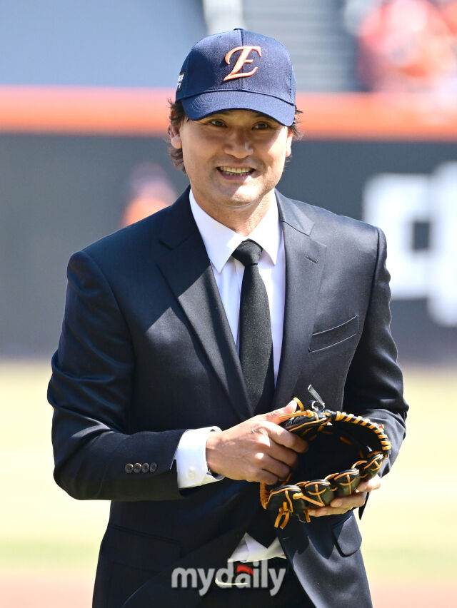 박찬호가 검은 양복을 입고 시구하고 있다 / 대전 = 유진형 기자 zolong@mydaily.co.kr