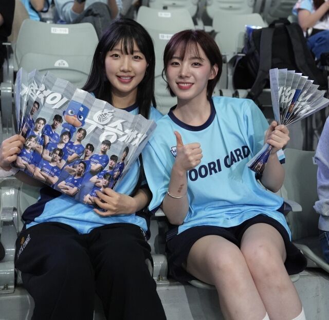 스케줄이 아니었음에도 박예진 치어리더와 함께 우리카드를 응원하러 온 하지원 치어리더(오른쪽)./우리카드