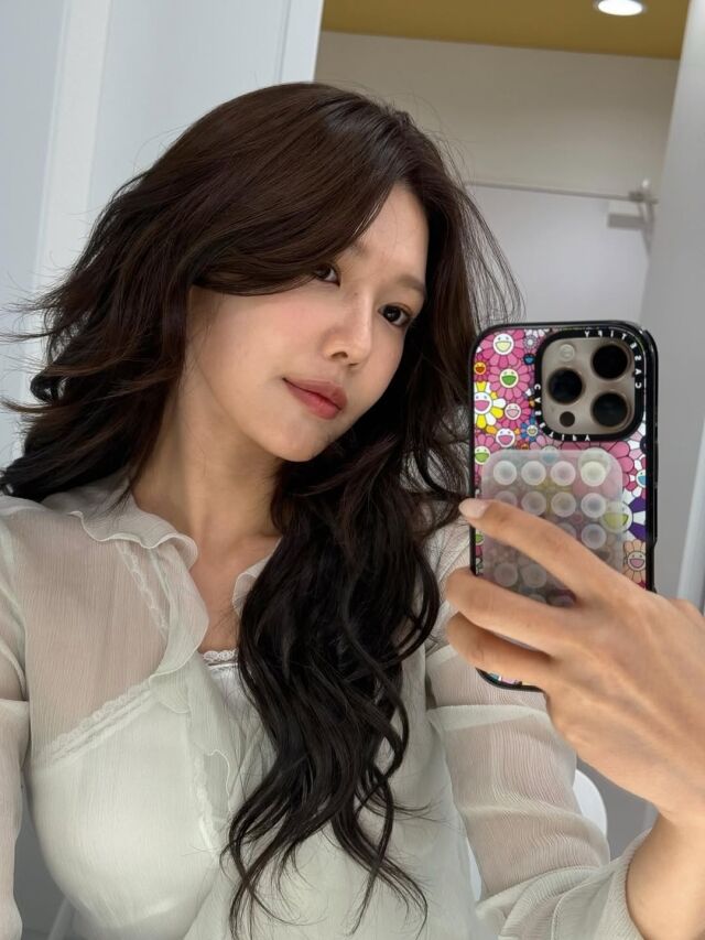 최수영이 봄을 가득 담은 근황으로 팬들의 시선을 사로잡았다. / 최수영 SNS