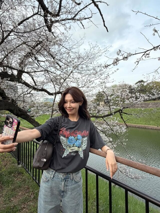 최수영이 봄을 가득 담은 근황으로 팬들의 시선을 사로잡았다. / 최수영 SNS