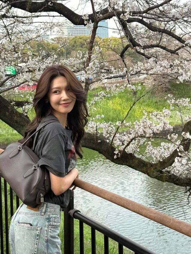 최수영이 봄을 가득 담은 근황으로 팬들의 시선을 사로잡았다. / 최수영 SNS