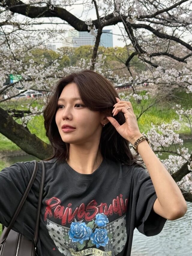 최수영이 봄을 가득 담은 근황으로 팬들의 시선을 사로잡았다. / 최수영 SNS