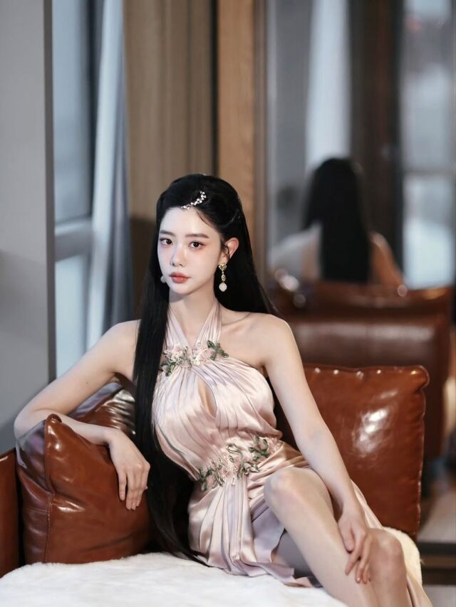 클라라가 시상식에서 눈부신 비주얼로 시선을 사로잡았다. / 클라라 SNS