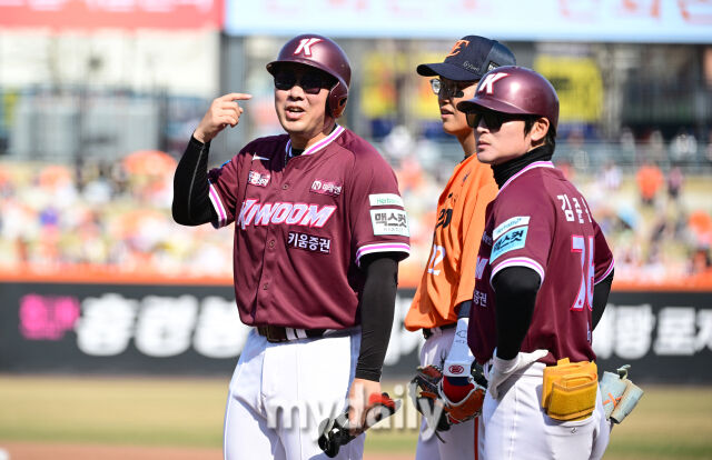 키움 안치홍이 한화 더그아웃을 보고 인사를 못한 이유를 설명하고 있다 / 대전 = 유진형 기자 zolong@mydaily.co.kr