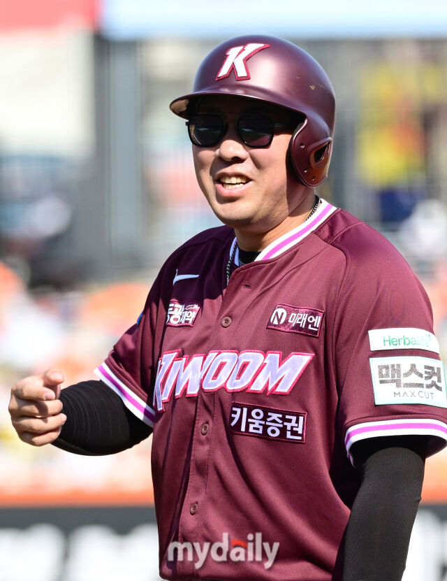 키움 안치홍이 한화 옛 동료들을 보며 환하게 웃고 있다 / 대전 = 유진형 기자 zolong@mydaily.co.kr