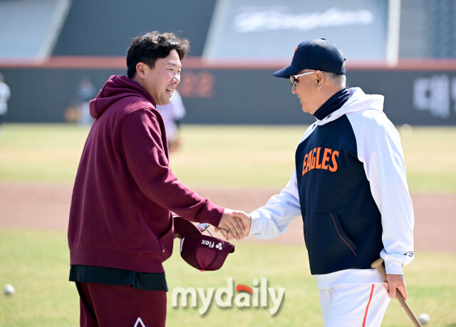 키움 안치홍이 경기 전 한화 김경문 감독을 찾아가 인사하고 있다 / 대전 = 유진형 기자 zolong@mydaily.co.kr