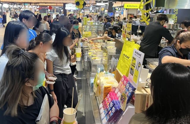 31일 태국 방콕 ‘센트럴 방나’에 문을 연 이마트 노브랜드 1호점 전경. /이마트