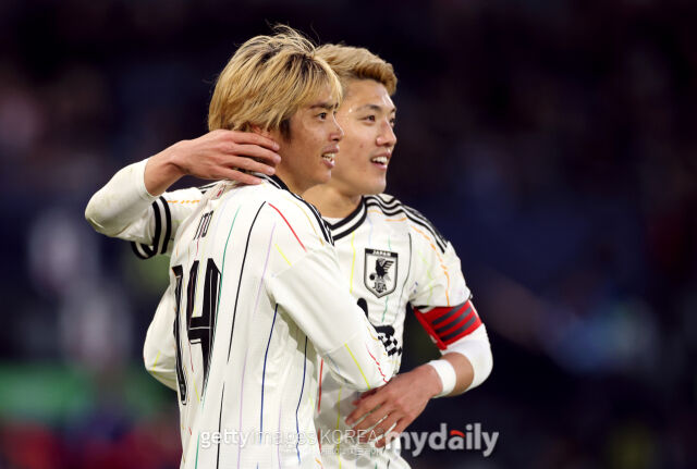 이토 준야(왼쪽)가 스코틀랜드와 경기에서 결승골을 기록한 후 도안 리츠와 함께 기뻐하고 있다. /게티이미지코리아