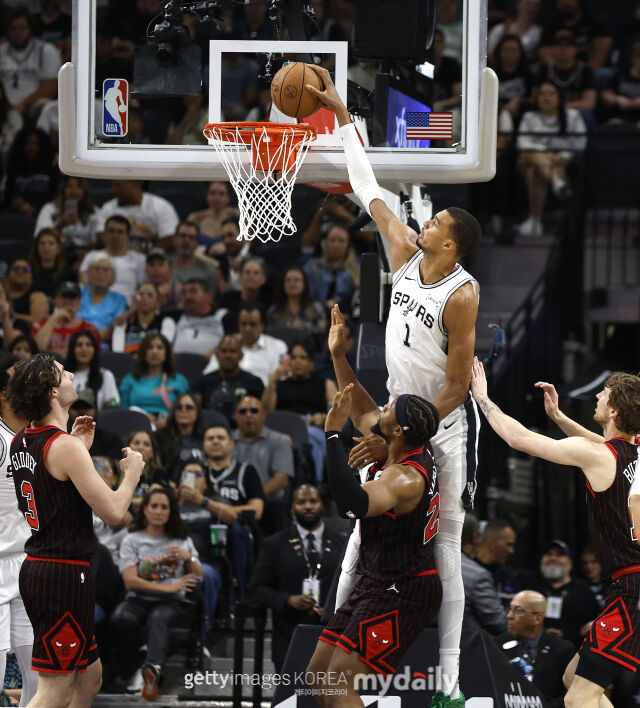 웸반야마(1번)가 31일 시카고와 경기에서 덩크를 터뜨리고 있다. /게티이미지코리아